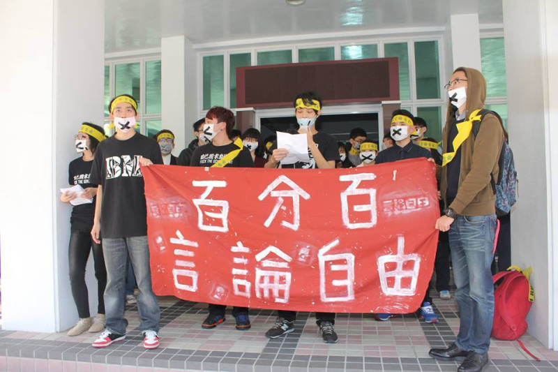 學生在行政大樓前朗讀宣言，宣誓絕不放棄爭取言論自由。圖2之2：林雨佑/攝   