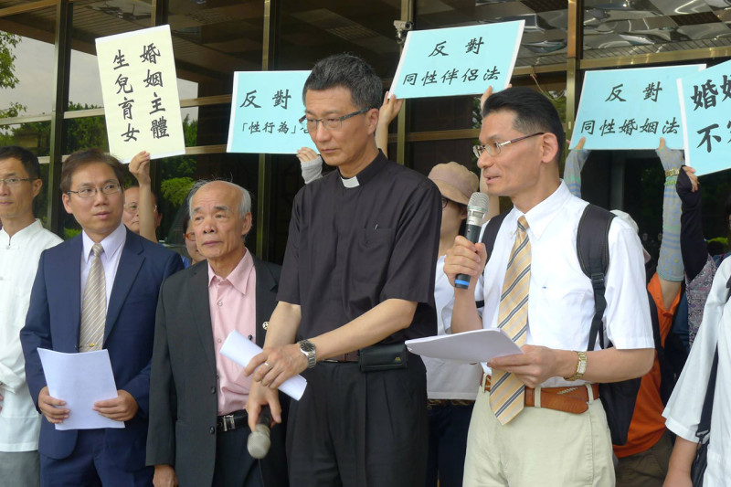 統一教台灣總會副協會長閔代璽(左一)說，同志伴侶法就是打開「潘朵拉的盒子」，未來會引發混亂。圖：陳毅龍/攝   