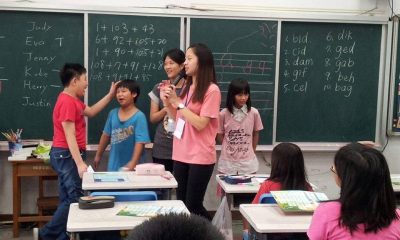 由台灣全球化教育推廣協會（GEAT）在高雄林園所舉辦的少兒英語夏令營，利用18天的營隊，幫助偏鄉小學生重拾學習英語的樂趣。圖：GEAT提供。   