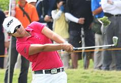 台灣高爾夫選手曾雅妮28日在揚昇LPGA台灣錦標賽第4回合決賽，穿上幸運的粉紅衫。圖片來源：中央社。   