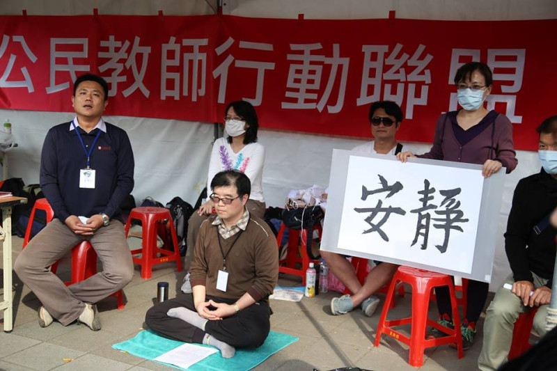 台東女中公民老師周威同靜坐絕食，抗議教育部微調課綱。圖4之2：林雨佑/攝   