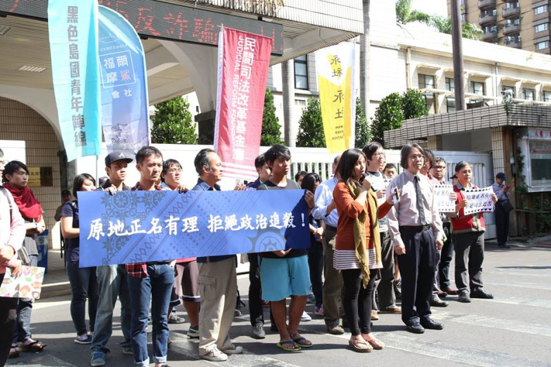 台灣原住民族部落行動聯盟、原住民族青年陣線、公投護台灣聯盟、永社等團體20多人，今（6）天上午來到警政署前召開記者會，控訴檢警追殺。圖3之2：林雨佑/攝   