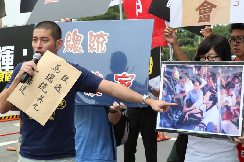 台灣居住正義協會理事長黃益中指著馬英九當年參加無殼蝸牛的照片說，希望馬總統能回應人民的訴求，真的能「讓青年住得起台灣」。圖3之1：林雨佑/攝   