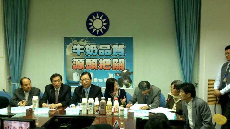 農委會畜牧處副處長朱慶誠今(21)日表示，最快今天就能公布牛奶部分項目的檢測結果。圖：翁嫆琄/攝。   