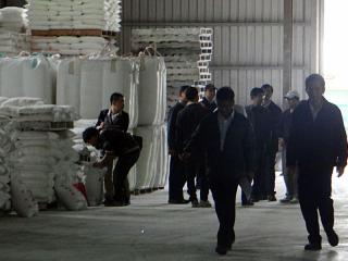 台南地檢署今天搜索台南茂利澱粉廠，封存300公噸的問題澱粉，目前正在釐清澱粉是否流入市面。圖：中央社。   