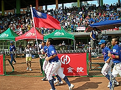 中華少棒隊8日在世界少棒聯盟（LLB）亞太地區少棒錦標賽，以12：2大勝香港隊奪冠，將前進美國威廉波特世界少棒賽。圖為中華小將手執國旗繞場，接受歡呼。圖片來源：中央社。   