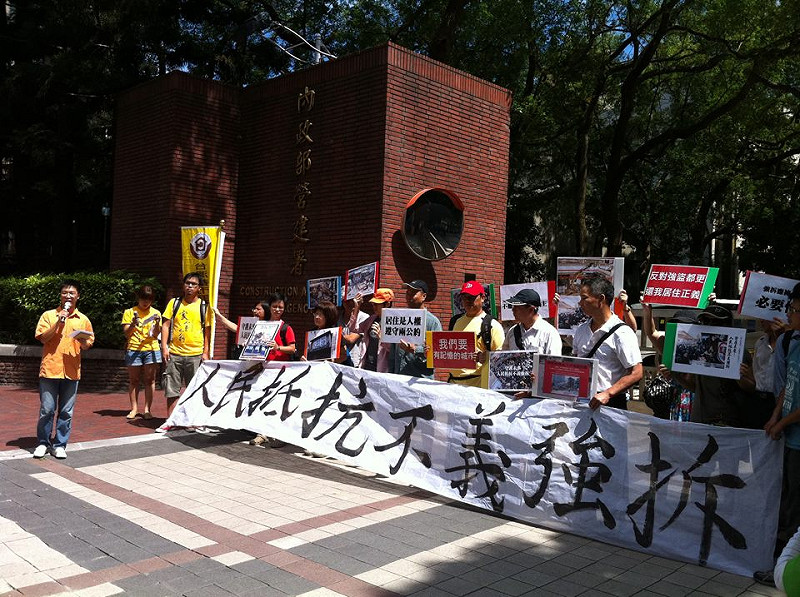 內政部營建署今（13）日下午針對都更條例召開公聽會，會前，台灣都市更新受害者聯盟聚集在內政部門口抗議公聽會無法律效力、純為敷衍人民。圖：高若有/提供   