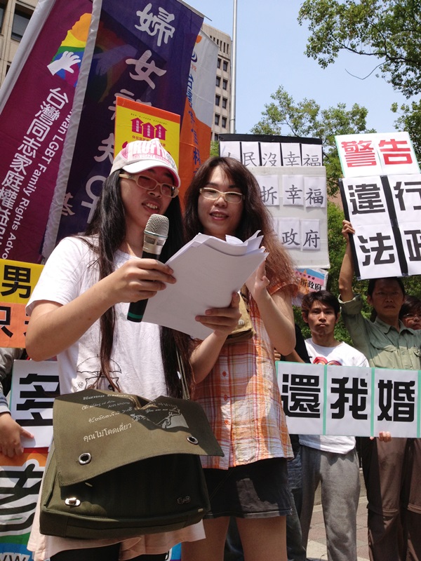 吳伊婷（左）、吳芷儀（右）婚後申請性別變更，遭內政部撤銷婚姻，今天為此與民間團體一同站出來抗議。圖：王立柔/攝   