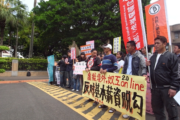 台灣國際勞工協會（TIWA）今（22）日上午也前往行政院，痛陳在台灣大部分的外勞都領不到基本工資的保障，如果還要用「虛擬境外專區」脫鉤，外勞的薪水將更微薄。圖片：楊宗興/攝   