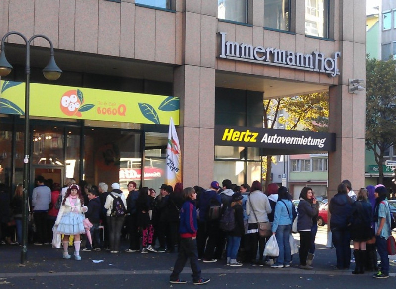 德國的珍奶專賣店生意好時，門口大排長龍，不過現在門可羅雀，面臨生存保衛戰。圖：楊昇民提供。   