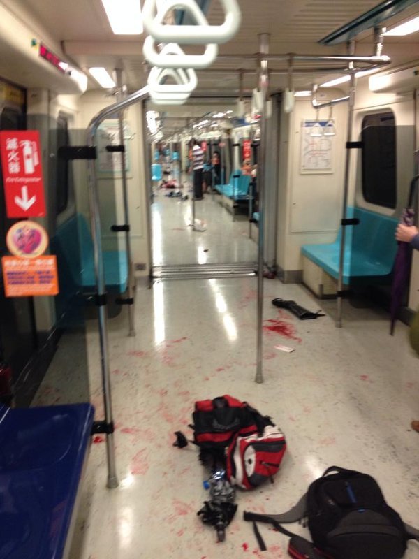 一列捷運板南線往土城的列車，21日下午4點26分發生隨機砍人喋血的案件，造成3人沒有生命跡象、13人受傷的憾事。圖：網友提供   