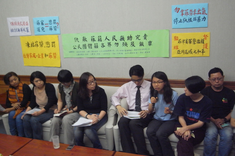 台菲友好協會、台灣國際勞工協會等團體今（17）日出面呼籲民眾停止仇菲行為，要求各界將焦點回歸菲國政府的處置上。圖：楊宗興/攝   