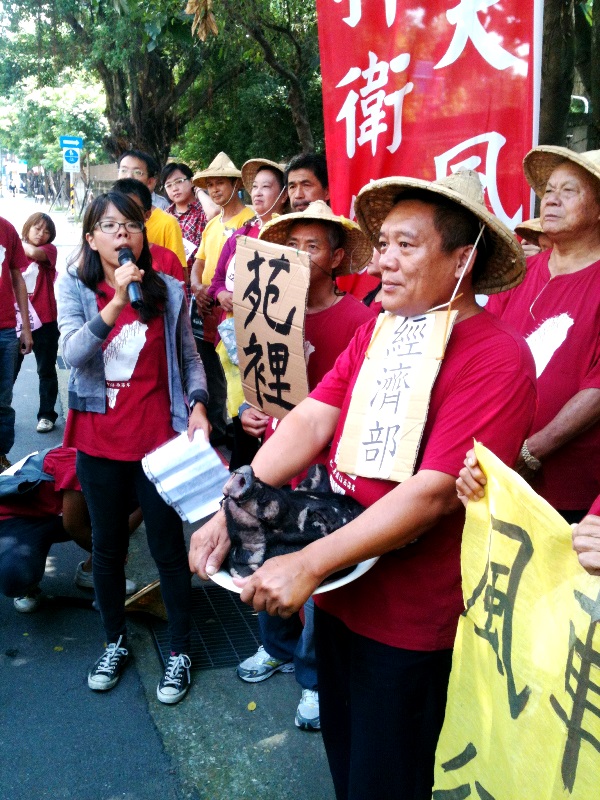 鄉親帶來一顆真正的豬頭,痛批經濟部官員好吃懶作,放縱危害人民生命財產安全的設施。圖3之2:王立柔/攝