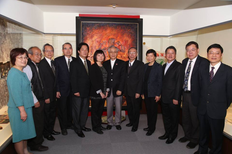 成大校長黃煌煇和成大多位主管在台南市長賴清德陪同下，今（27）日低調受邀前往鄭楠容基金會訪問。圖：林雨佑/攝   