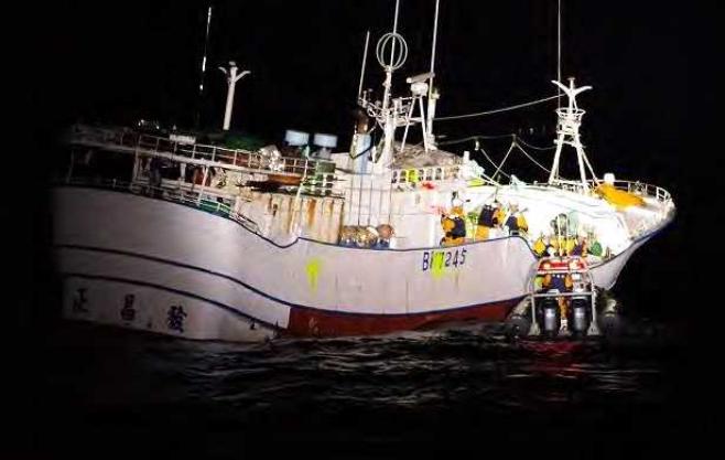 台灣漁船「正昌發2號」14日在日本專屬經濟海域（EEZ）內進行捕撈，遭到日本官方船隻取締。圖片來源：翻攝自沖繩事務局網站。   