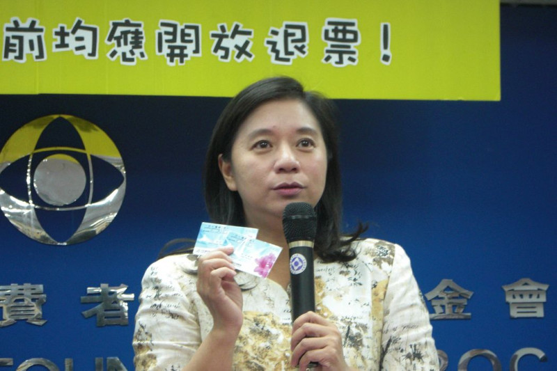 中華民國消費者文教基金會董事長蘇錦霞表示，她自己就有兩張花博預售票，但每到花博現場，看到人海就打退堂鼓，而票券上也未詳列退票資訊。圖片：黃沛云/攝。   