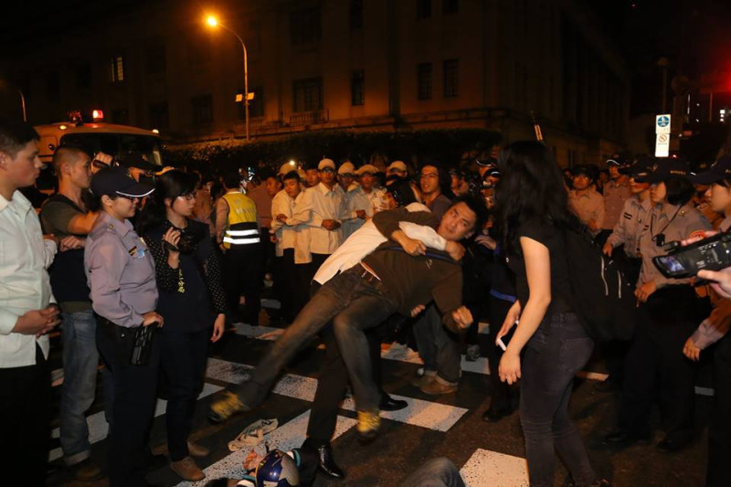 有抗議人士31日晚上警方驅離時，被國安人員過肩摔。圖：林雨佑/攝   