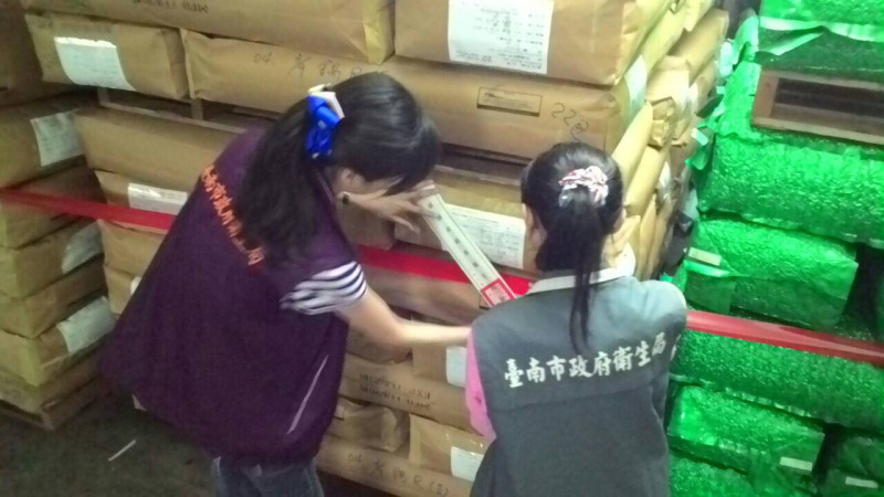 台南市衛生局23日晚間到三清製茶稽查，發現許多品項都拿不出檢驗合格報告，因此，封存了6萬多公斤的茶。圖：台南市衛生局提供   