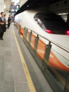 為因應跨年假期，交通部今(29)日表示，高鐵、台鐵將分別加開102、204班列車，並於12月1日、14日開放車票預購。圖片來源：中央社資料照片。   