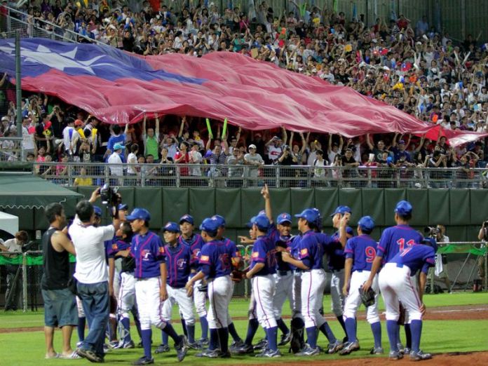 IBAF世界少棒錦標賽17日在天母棒球場進行台灣與古巴冠軍戰，台灣隊最終以3比2擊敗古巴奪得冠軍，球員們開心擁抱慶祝勝利。（圖片：中央社）   