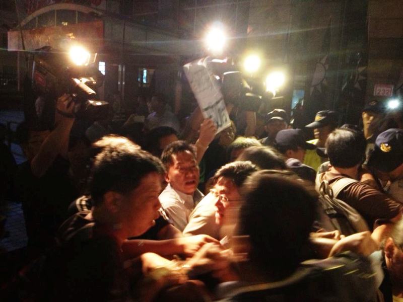 記者會進行約半小時後，聲援者開始往國民黨部砸蛋，與警方爆發衝突。圖：王立柔/攝   