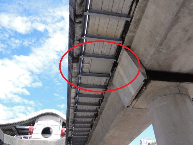 圖中紅圈處，即捷運工人掉落之處，捷運工程局已先暫行將崩落處蓋上鐵板。圖片：王鼎鈞/攝   