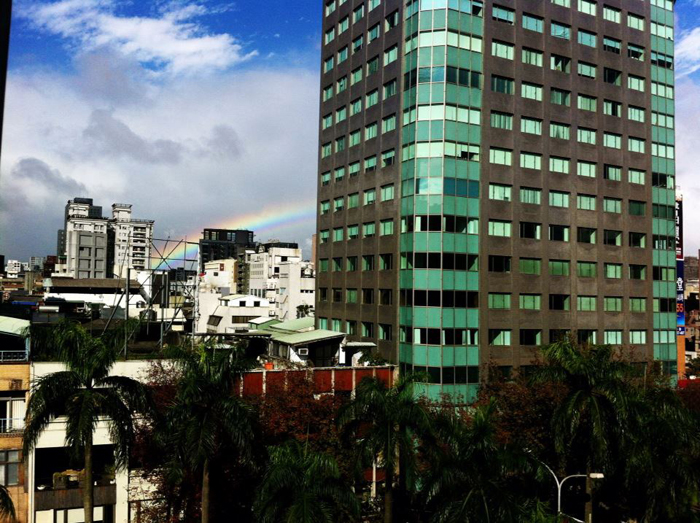 今天下午如果注意到台北天空，會發現空中掛著一道很大的彩虹。圖片來源：網友阿貝/攝   