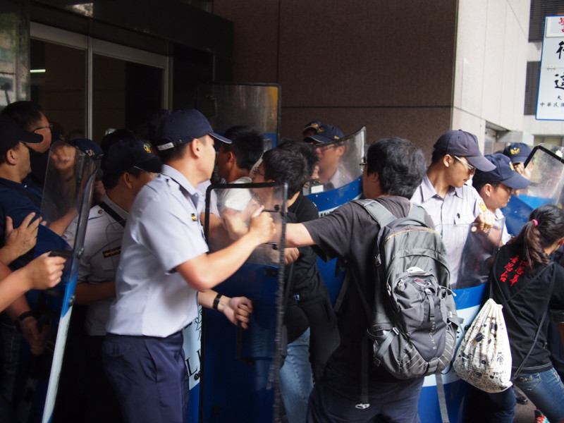 學生試圖衝過警方防線進入國教院。圖：何星瑩/攝   
