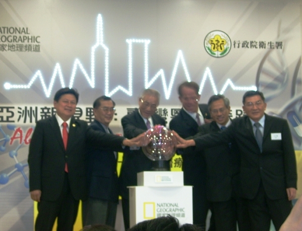 吳敦義等人22日出席醫療紀錄片開播記者會，並點亮後方象徵心跳及台灣意象的心電圖。圖片：符芳碩/攝   