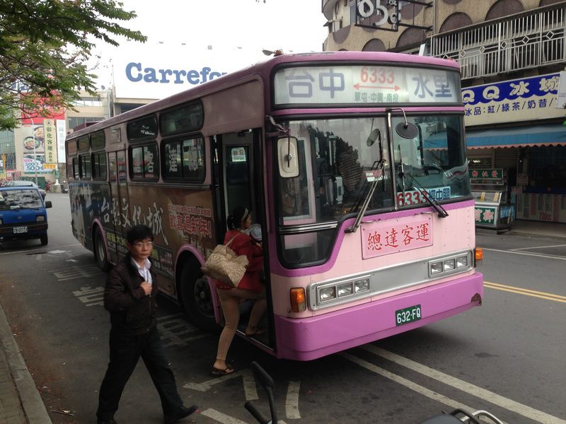 總達客運車身老舊，顏色混雜，遭到作家劉克襄的嚴詞批評。圖：翻攝劉克襄臉書   