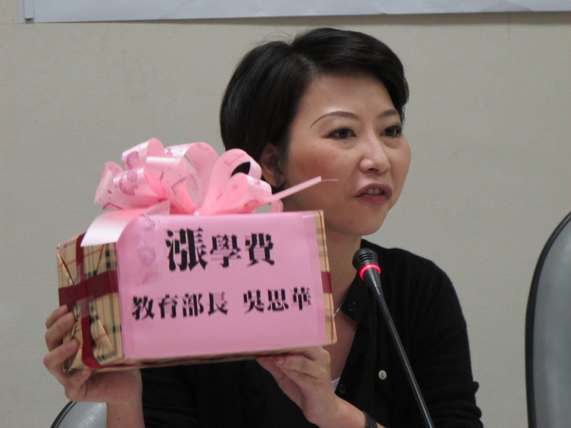 民進黨立委陳亭妃6日表示，要退回教育部長吳思華上漲學費的禮物。圖：林朝億/攝   