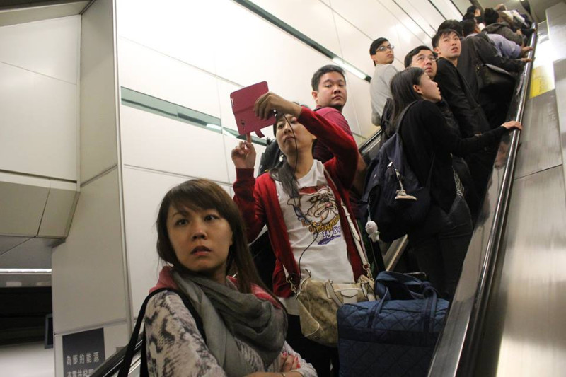 對抗議行動好奇，旅客紛紛拿出手機拍照。圖2之2：林雨佑/攝   