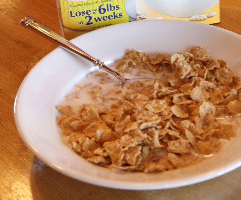 英國心臟基金會營養師泰勒指出，早餐吃低脂牛奶配穀片或能促進心臟健康。圖片來源：達志影像/美聯社。   