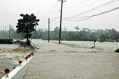 宜蘭縣冬山鄉中山村21日豪雨不斷，當地內湖路嚴重淹水，水深最深有半人高，警方已拉起封鎖線，阻止人車進入。圖片來源：中央社   