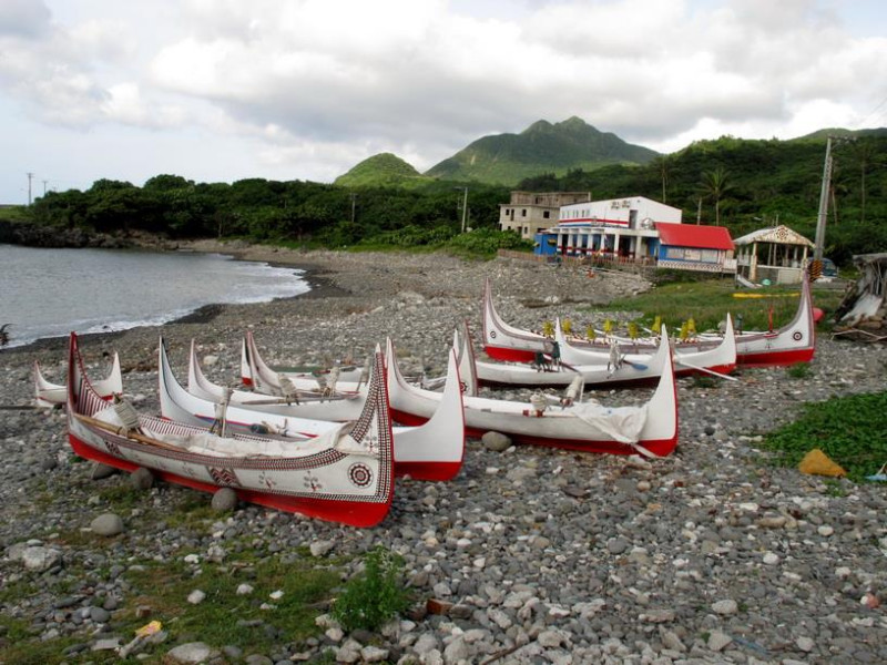 生態作家劉克襄擔心小7進駐會嚴重衝擊蘭嶼以獨木舟做為物質核心的生活價值。圖：翻攝劉克襄臉書   