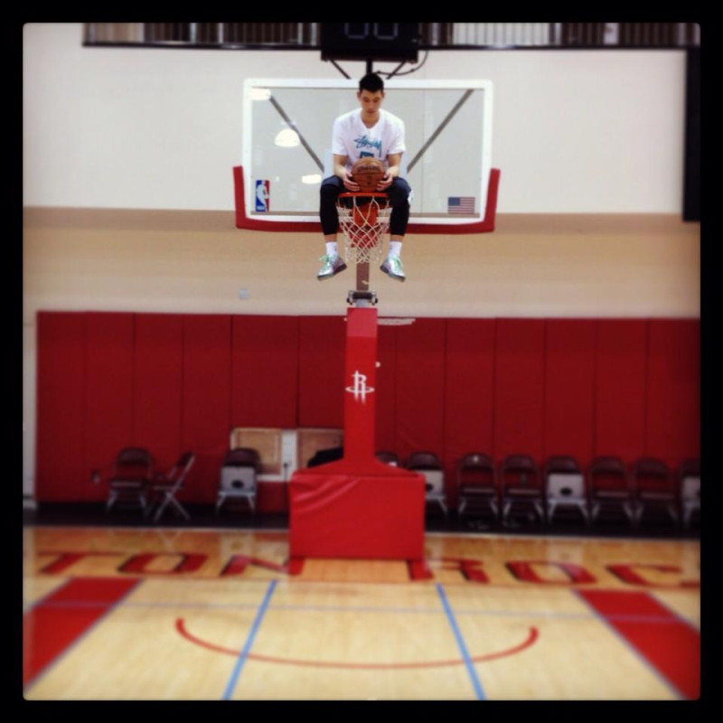 NBA台裔之星林書豪今(26)日在臉書po出一張坐在籃框上，手裡抱著籃球的逗趣照片。圖片來源：翻攝自林書豪臉書   