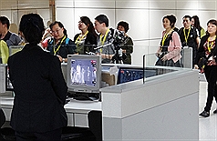 台灣在24日宣布確定已有一名境外移入H7N9感染個案，這是台灣首例。而桃園機場則加強入境旅客的發燒篩檢。圖片來源：中央社資料照片。   