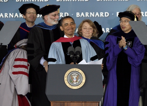 畢業季來臨，美國總統歐巴馬也不能免俗地奔波於各地典禮，14日在紐約哥倫比亞大學笑成一臉怪表情。(圖片來源:達志影像/美聯社)   