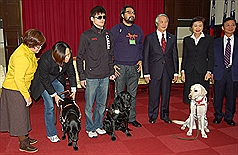 日前有媒體報導，視障者邱文昇（左3）帶導盲犬上法庭遭禁止。台灣導盲犬協會9日上午拜會司法院，司法院院長賴浩敏（右3）親自接見。圖片來源：中央社   