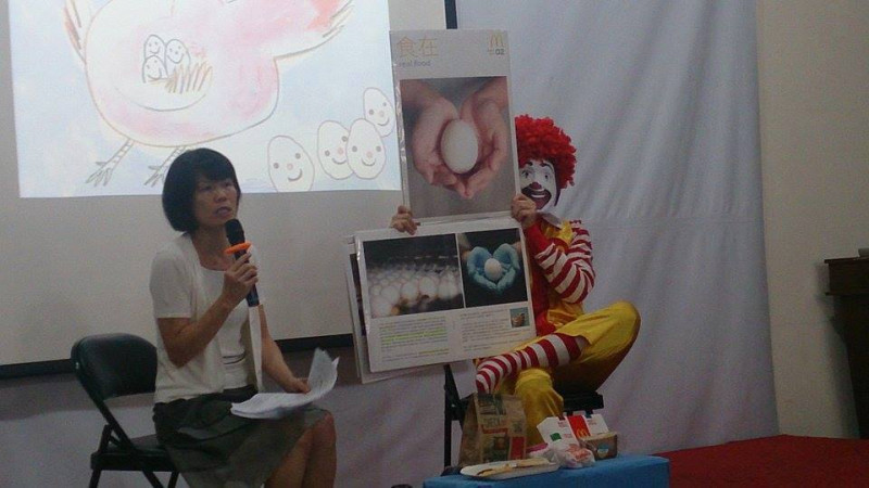台灣動物社會研究會23日召開記者會要求麥當勞「麥擱逃避」，動保團體主任陳玉敏(左)。圖：王子軒/攝   