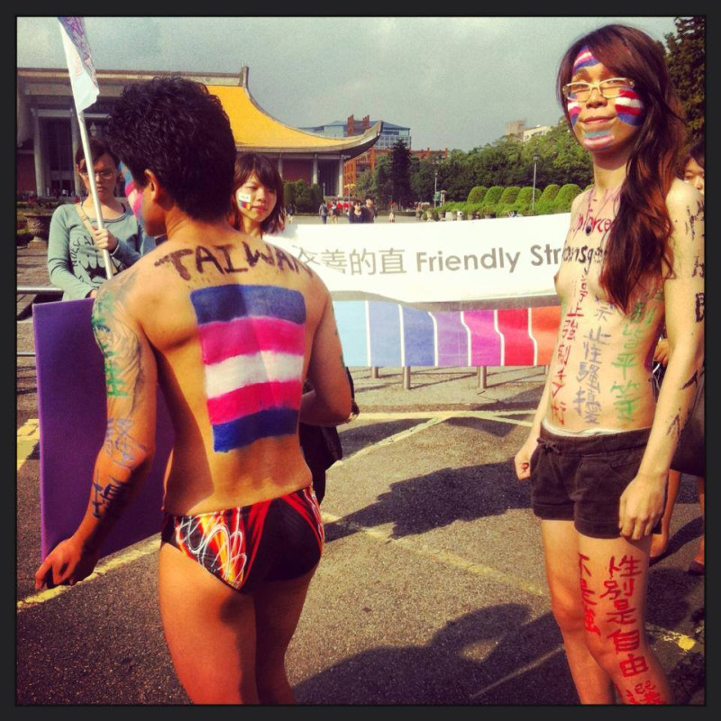 台灣同志大遊行走上台北街頭，參與遊行的生理男性赤裸上身隨處可見，但生理女性或胸部豐滿者上空，卻遭到警方警告有妨害風化之嫌。性別不明關懷協會認為，這就是一種特定性別的歧視。圖：Daisy Lin/提供   