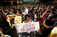 動保團體10日發起「反濫捕 要結紮 支持動保修法遊行」，活動持續到晚間，民眾在凱道席地而坐，理性平和表達訴求。圖：中央社   