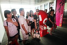 中國觀光客昨（28）日首發引起關注，但今（29）日沒有任何自由行中國旅客入境。圖為首批自由行中客參觀台北101。圖片來源：中央社。   