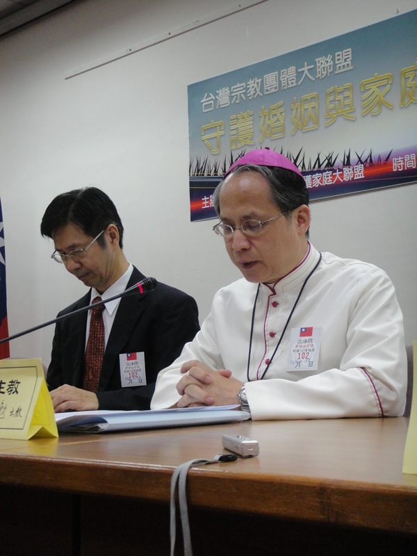 天主教台灣地區主教李克勉帶領與會人士禱告，為國家和家庭祈福。圖4之2：王立柔/攝   