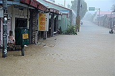 蘇拉颱風帶來豐沛雨量，雲林林內山區2日降下大雨，台三線道路旁的林內鄉林茂村街道淹水，現場汪洋一片。圖片來源：中央社。   