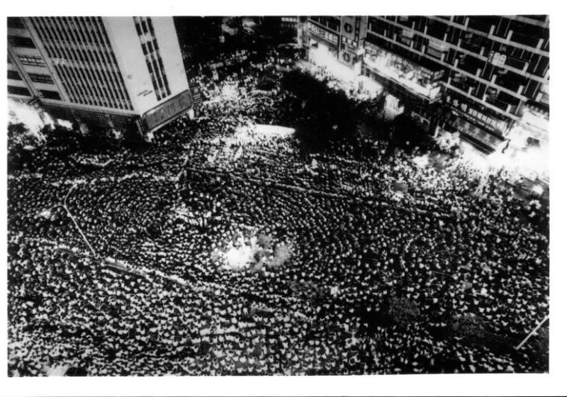 圖為1989年無殼蝸牛夜宿忠孝東路運動。圖：引自巢運臉書   