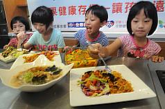為推廣健康飲食，台灣癌症基金會16日舉行記者會，除家庭飲食行為調查結果外，也邀請名廚教導民眾做菜，讓民眾吃得健康。圖片來源：中央社   