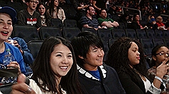 高爾夫世界球后曾雅妮（前排左2）台北時間今日清晨到紐約看NBA（美國職業籃球），為另1球星林書豪加油。(圖片來源:中央社)   