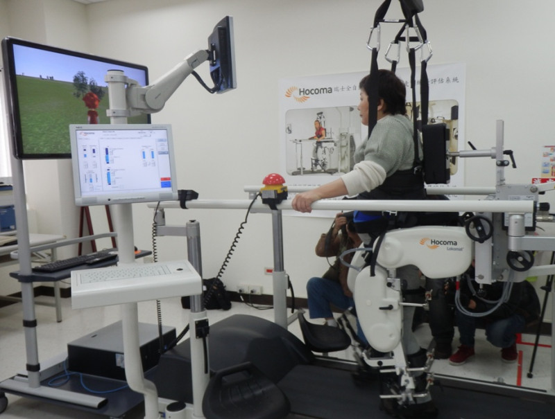 台北醫學大學附設醫院29日舉辦「機器人步態復健訓練系統」的運用發表記者會，並以實際的個案讓民眾了解，圖為59歲的徐女士藉由機器人步態復健訓練所得成果。圖片來源：北醫提供   