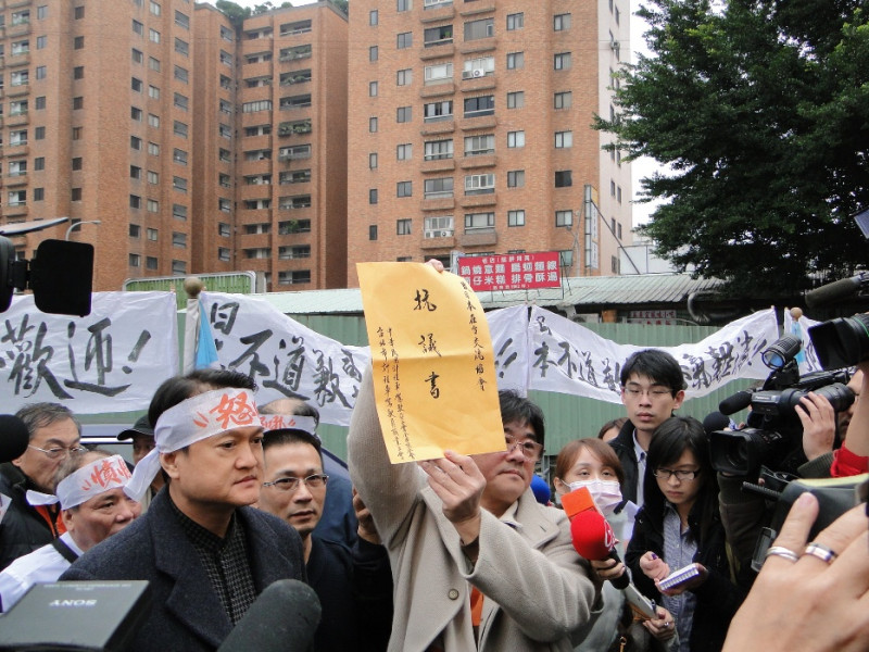 2計程車工會10日出動30部計程車到日本交流協會前抗議，除了要求日本交流協會向台灣民眾和計程車司機道歉外，也遞交抗議書。圖片：謝莉慧/攝   